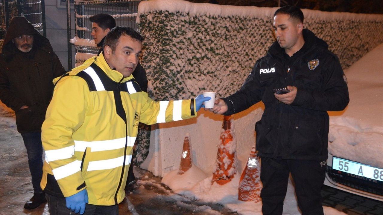 Samsun’da Mahsur Kalanlara Sıcak Çorba İkramı