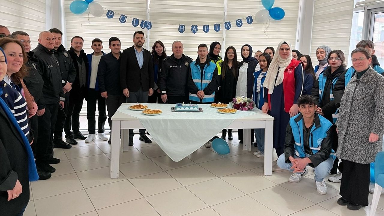 Samsun'da Polislere Öğrencilerden Sürpriz Kutlama