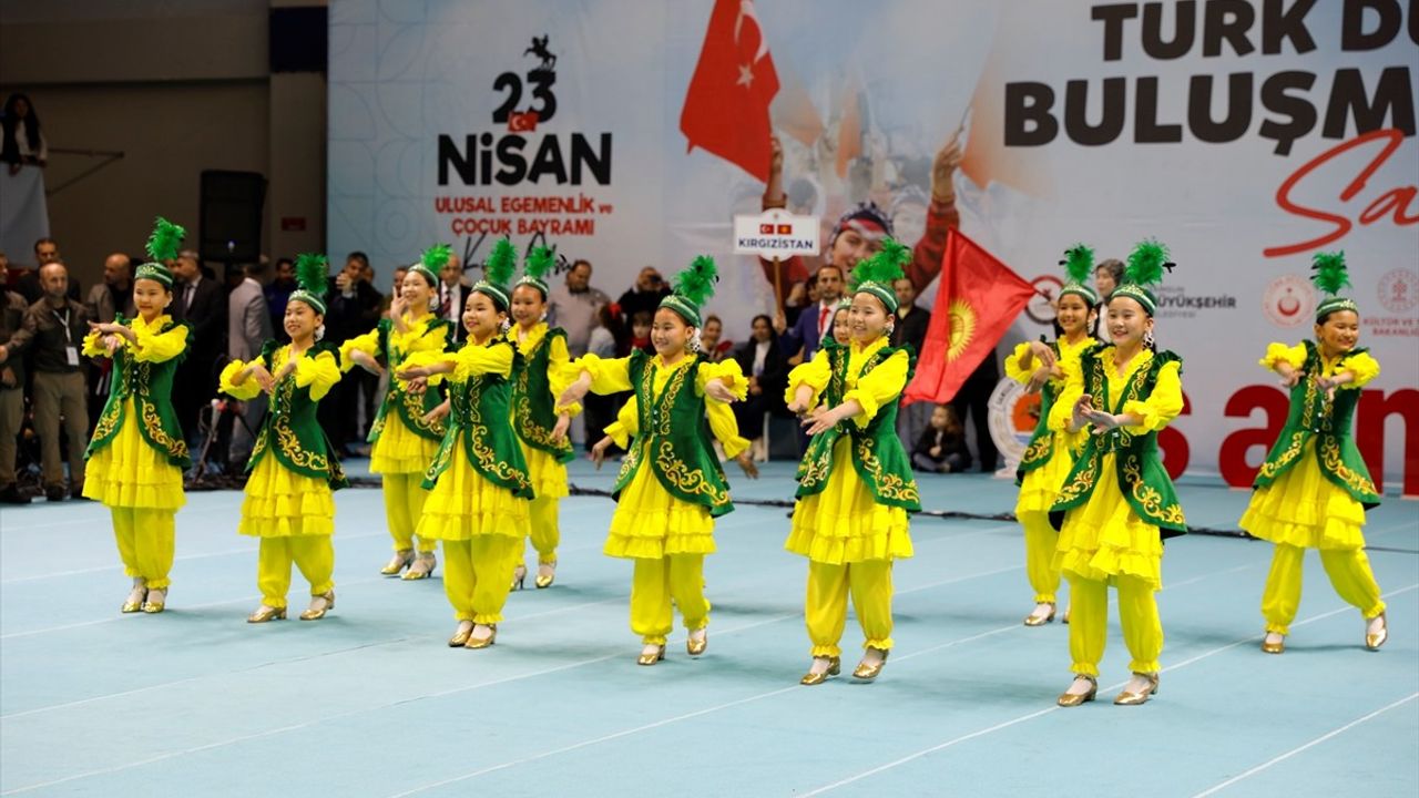 Samsun'da Uluslararası Türk Dünyası Çocuk Festivali Coşkulu Bir Dans Gösterisiyle Devam Etti