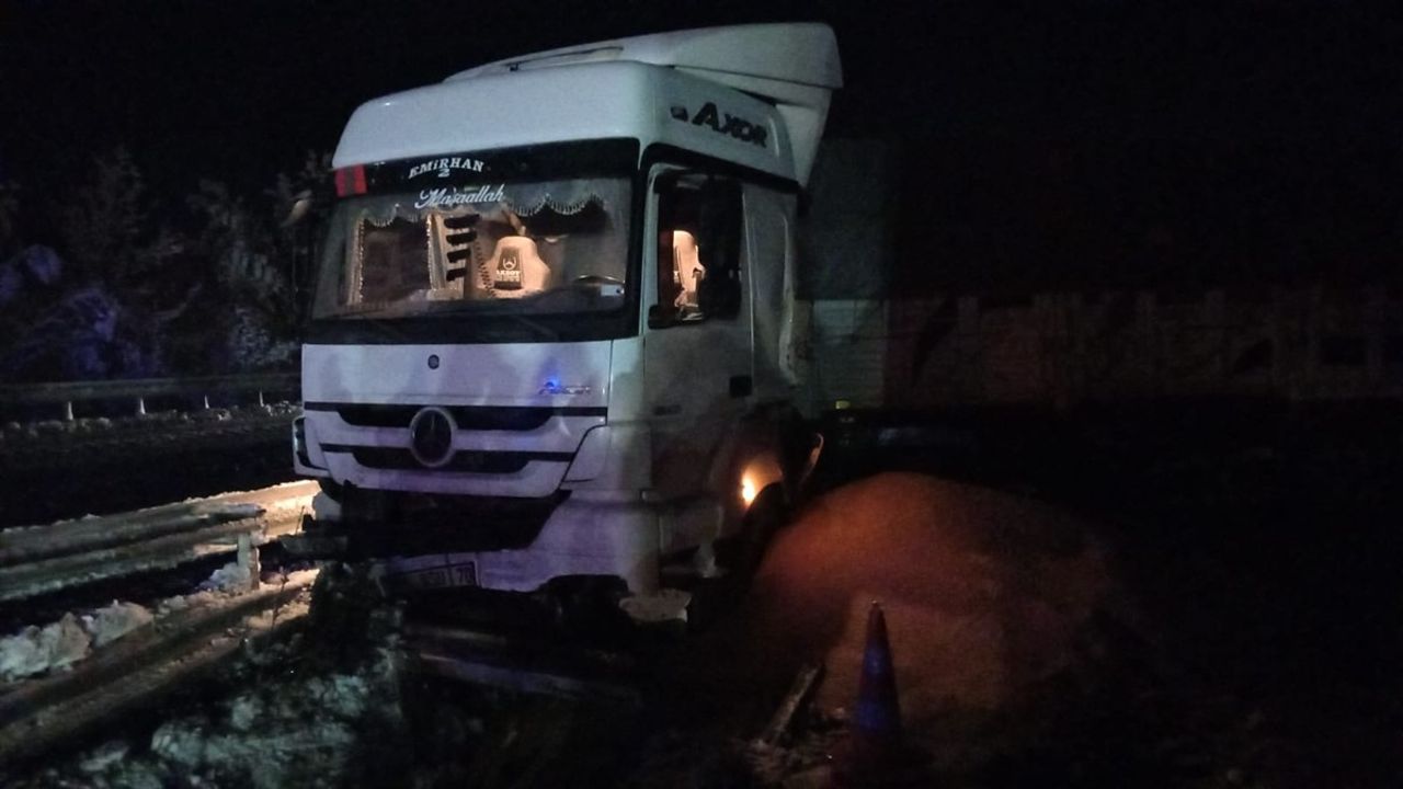 Samsun'da Yolcu Otobüsü Tıra Çarptı: 4 Yaralı