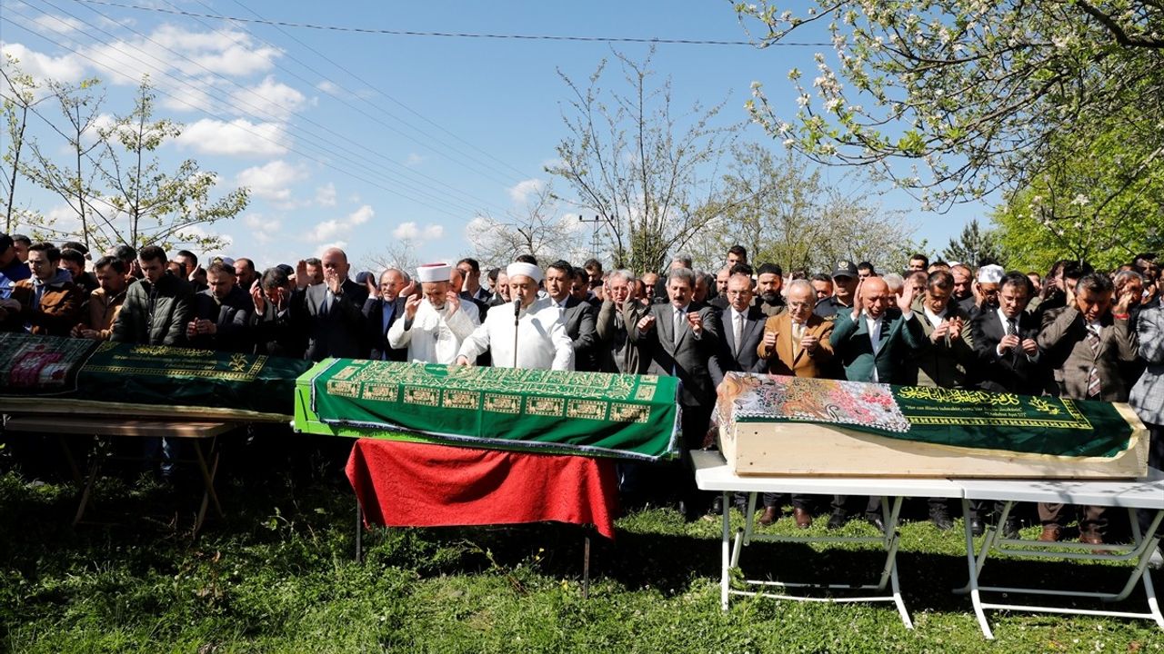 Samsun'daki Heyelanda Hayatını Kaybeden Baba ve İki Kızı Toprağa Verildi
