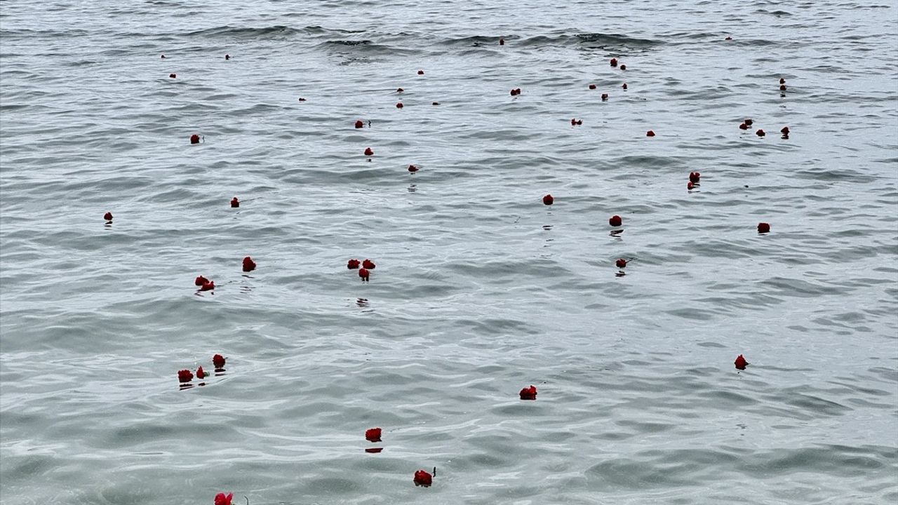 Samsunlu Öğrenciler, Filistinli Akranları İçin Karadeniz'e Karanfil Bıraktı