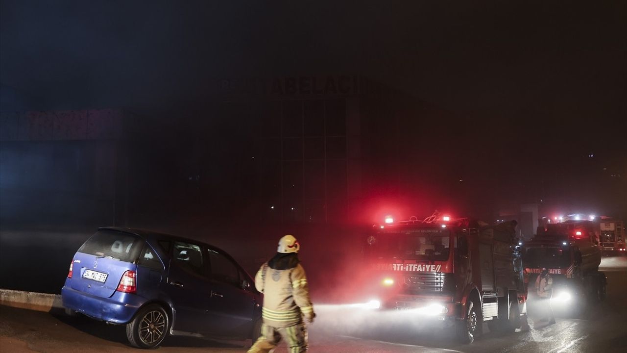 Sancaktepe Oto Galericiler Sitesi'nde Yangın Çıktı