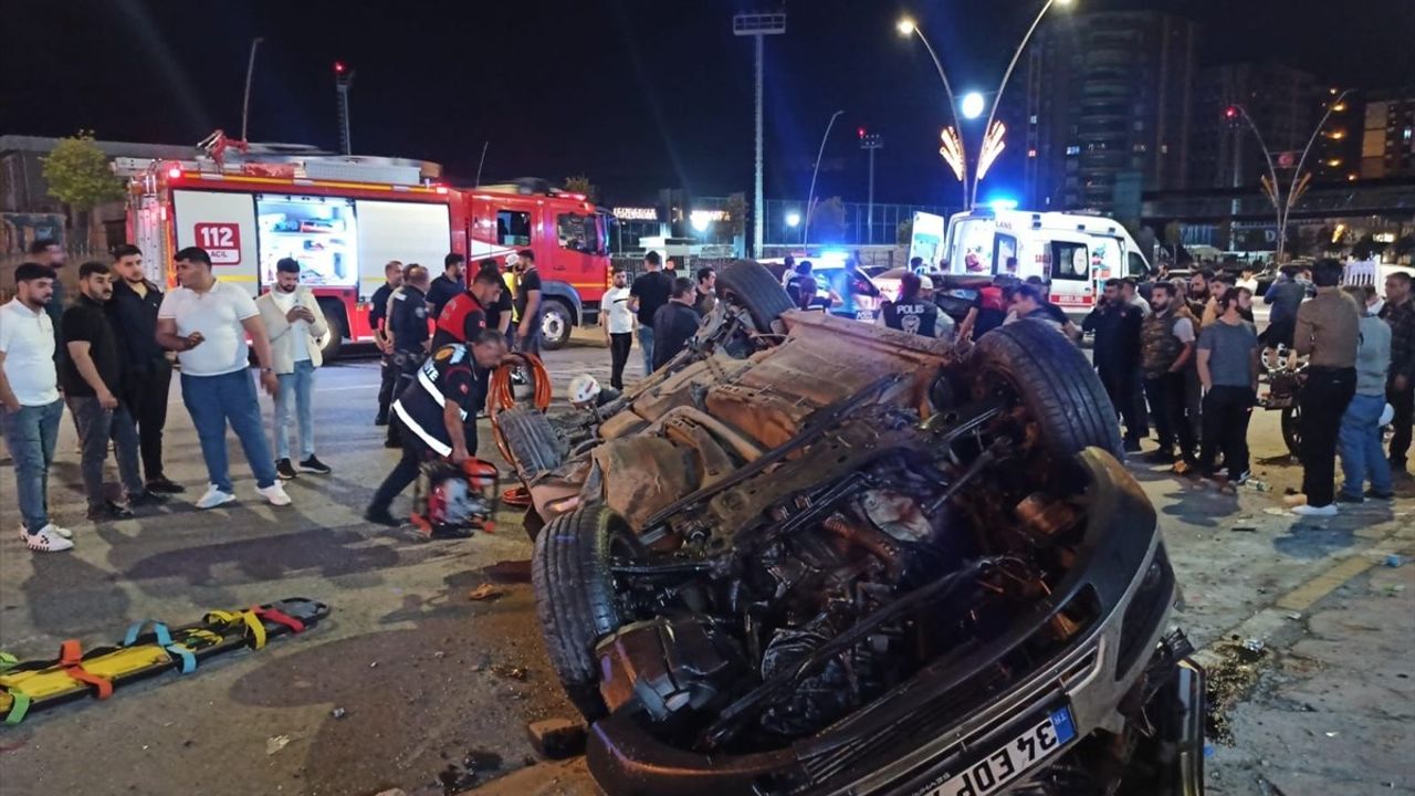 Şanlıurfa'da Park Halindeki Araçlara Çarpan Otomobil Kazası: 2 Ölü