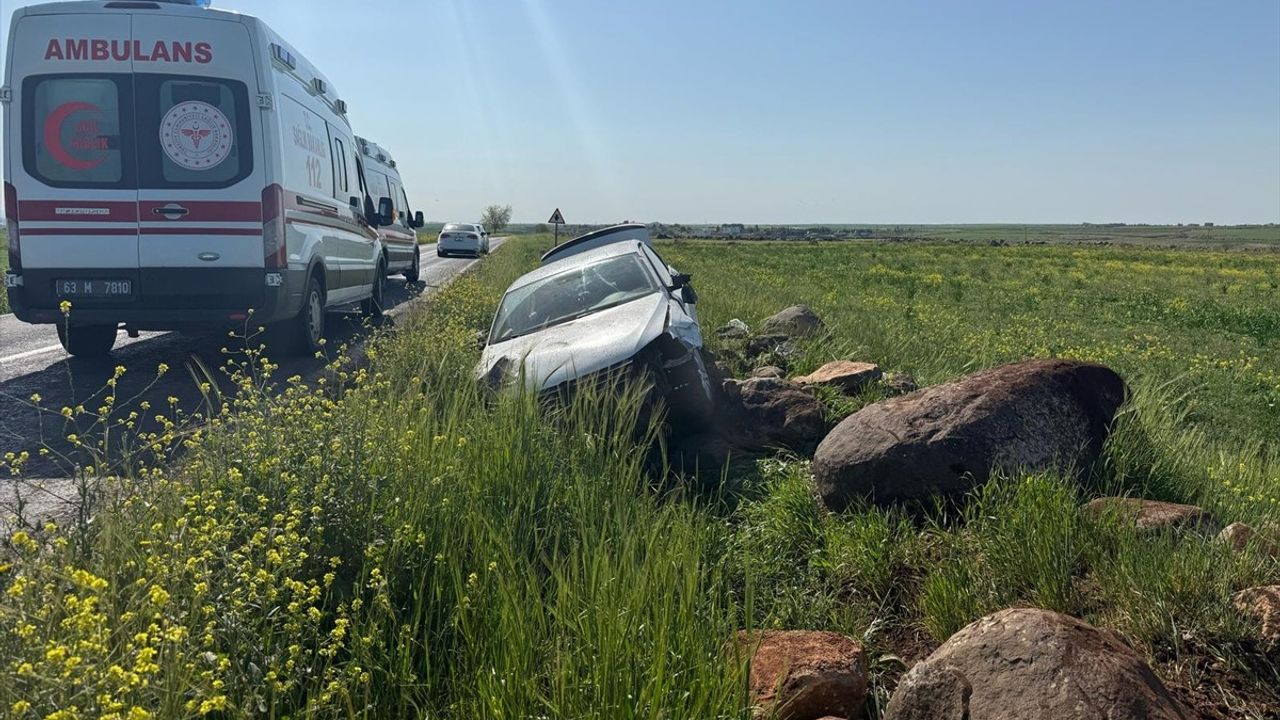 Şanlıurfa'da Yol Kenarındaki Kayalara Çarpan Otomobilde 4 Yaralı