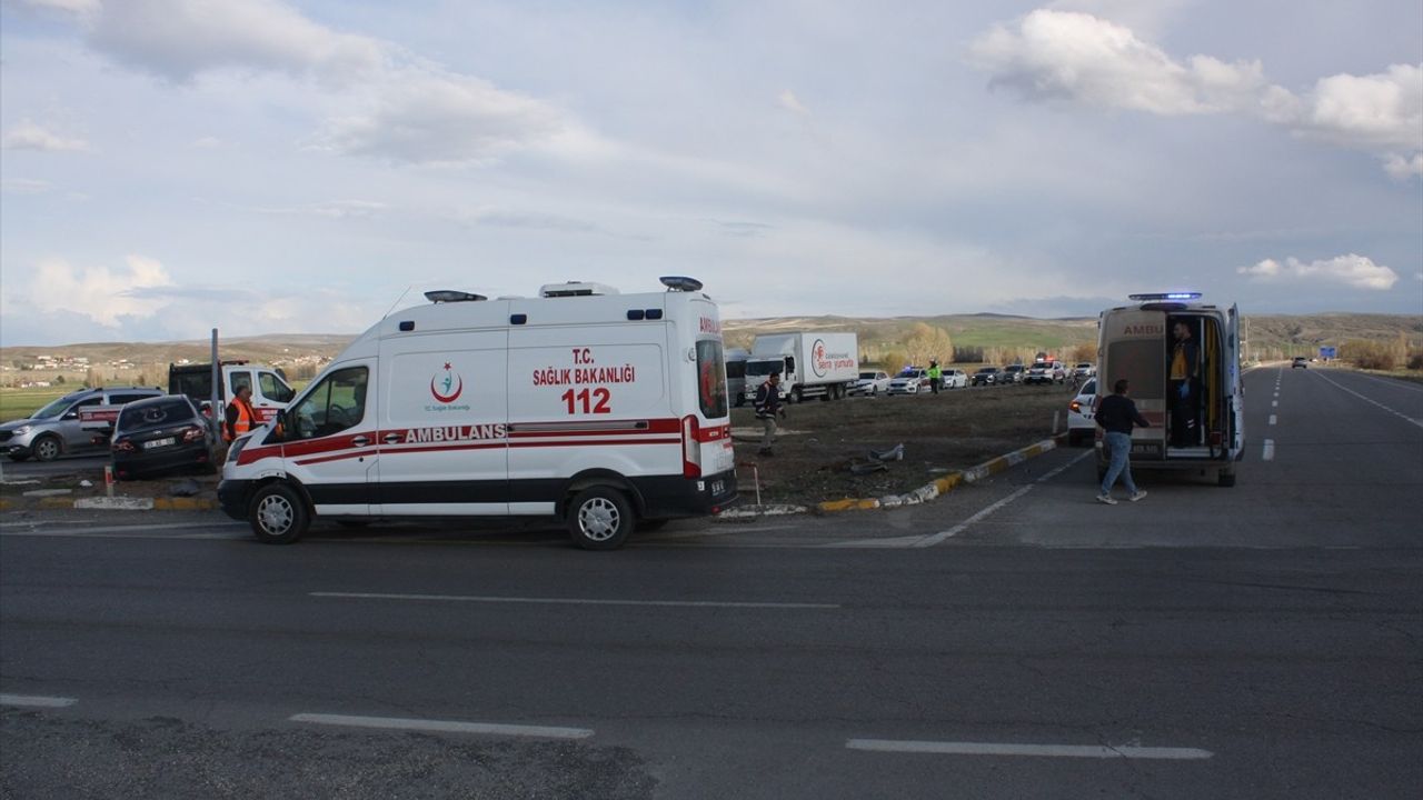 Şarkışla'da İki Araç Çarpıştı: 3'ü Çocuk 6 Yaralı