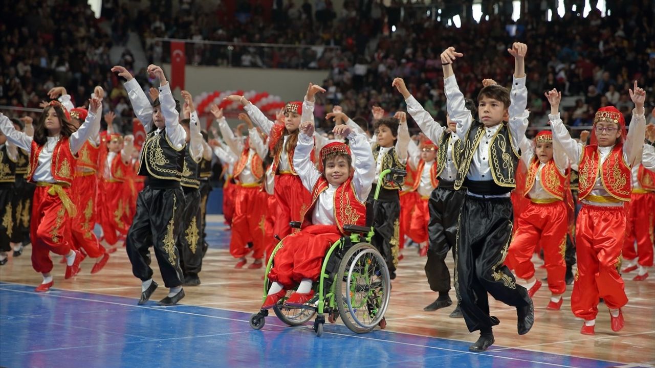 Selenay Kaya, Tekerlekli Sandalyesiyle 23 Nisan Bayramı Kutlamalarına Katıldı