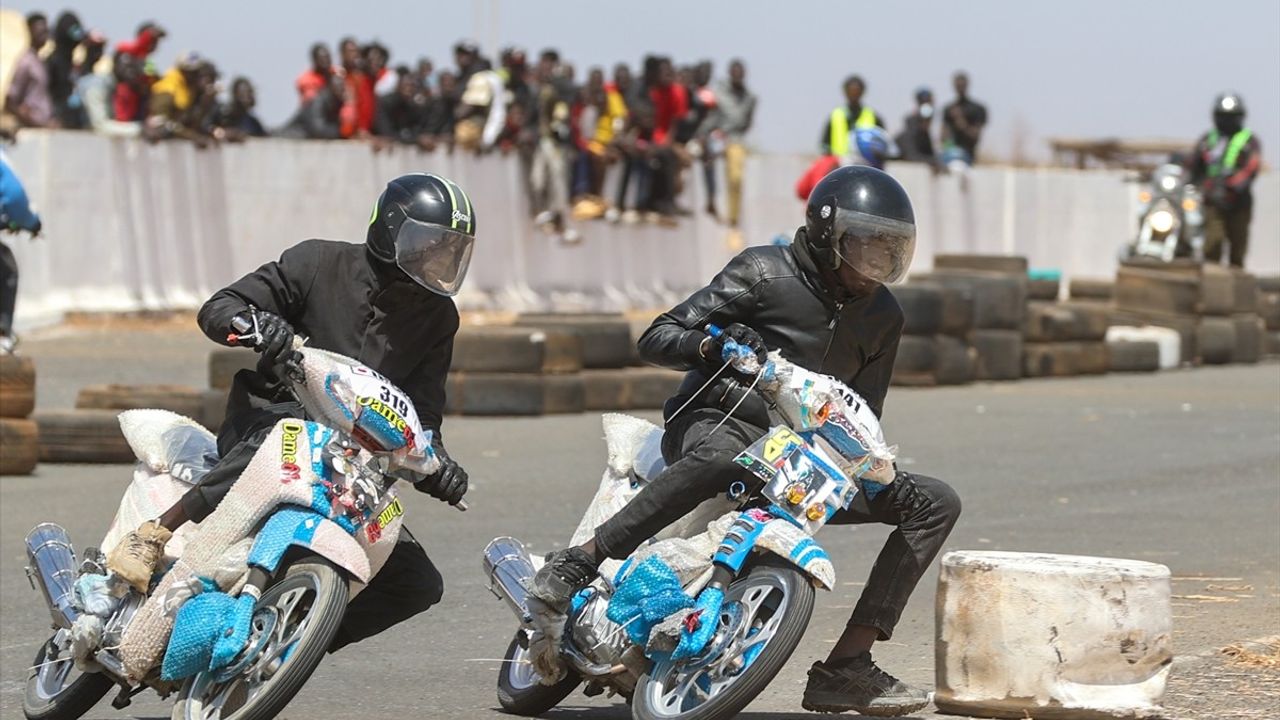 Senegal'de Motor Taksiler Sürüş Güvenliğine Dikkat Çekmek İçin Yarıştı