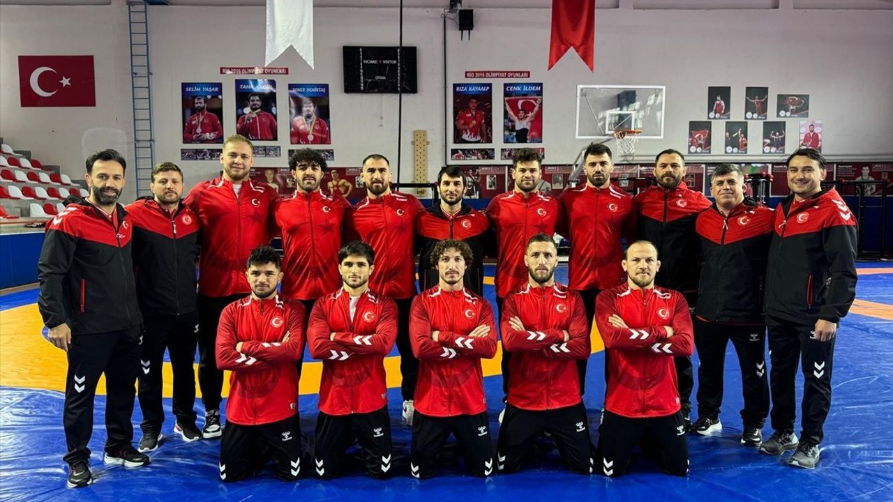 Serbest Güreş Milli Takımı, Avrupa Şampiyonası için Slovakya'ya gitti