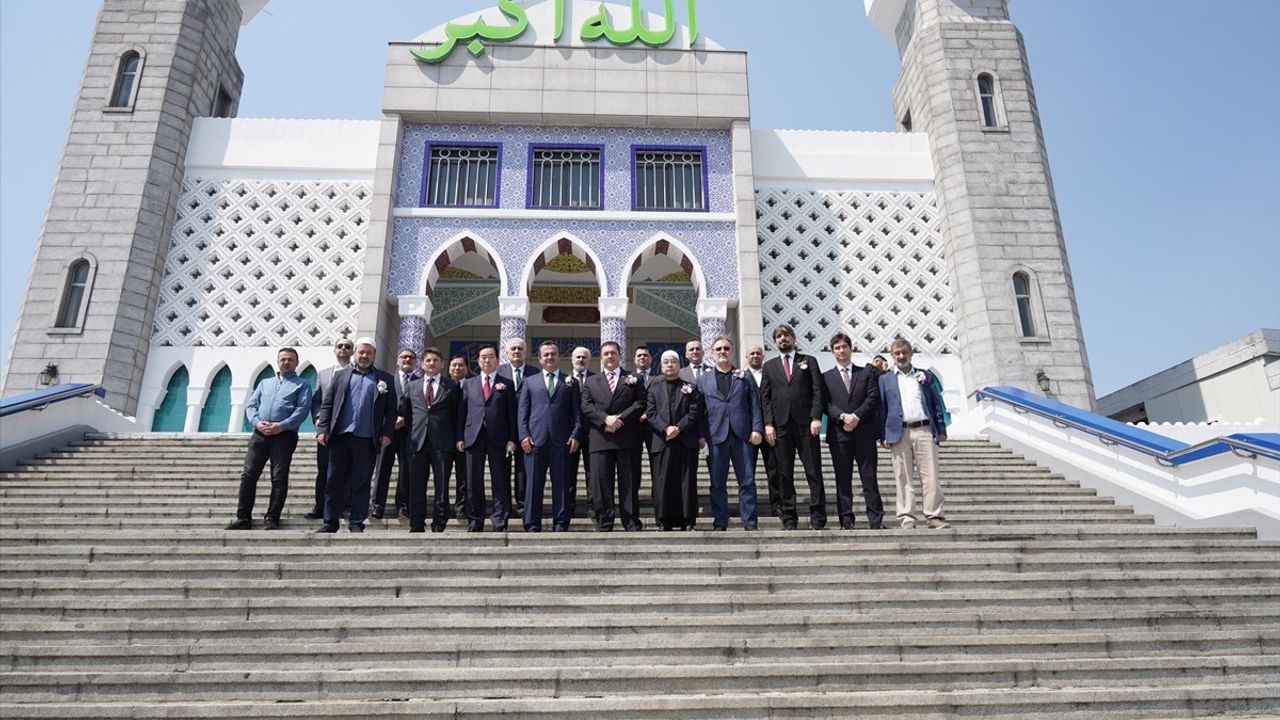 Seul Merkez Cami'nin Çini ve Kaligrafi Dekorasyonu Tamamlandı