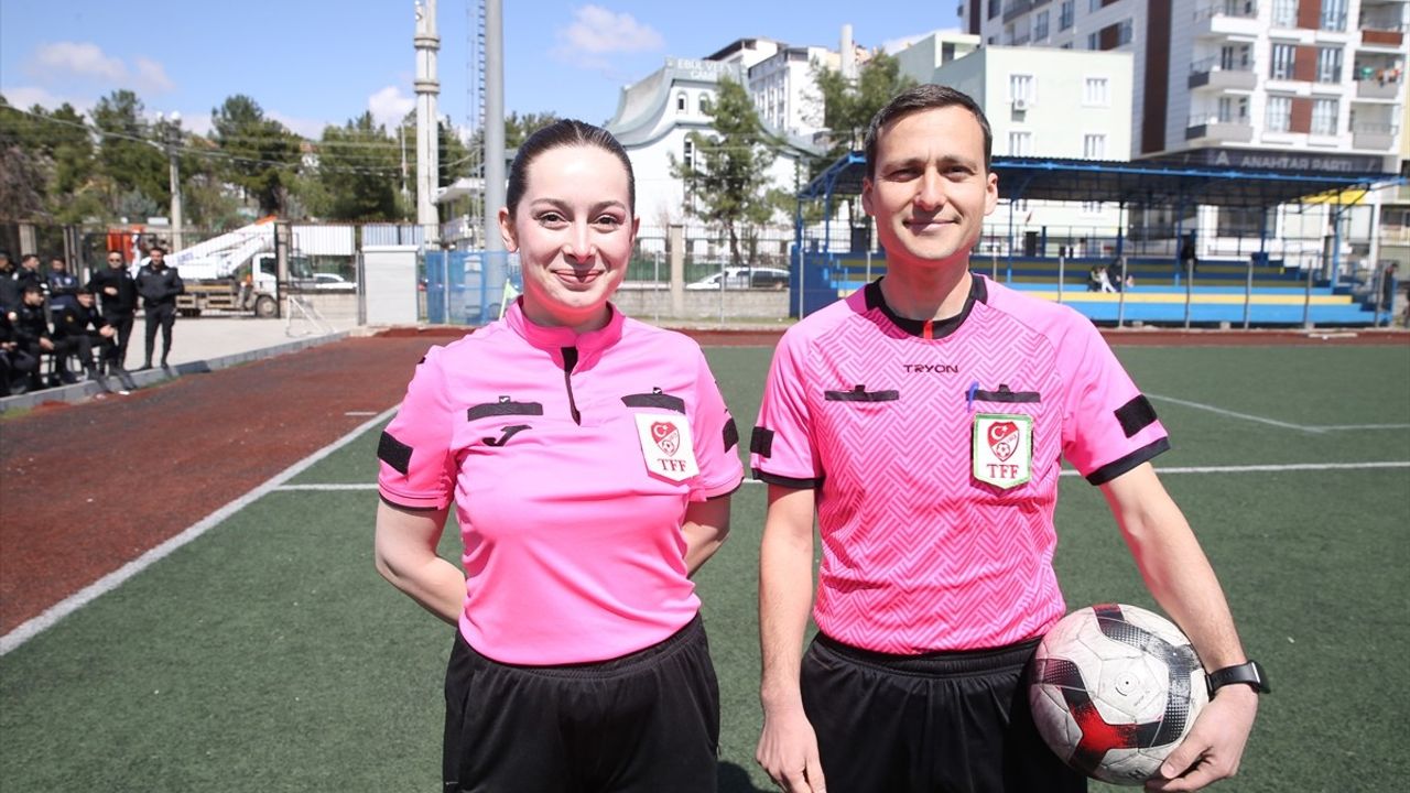 Siirt'te Futbolda Yenilik: Hakem Çifti Uğur ve Hümeyra Yücel
