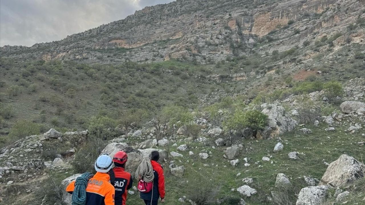 Siirt'te Kayalıklarda Mahsur Kalan Çoban Kurtarıldı