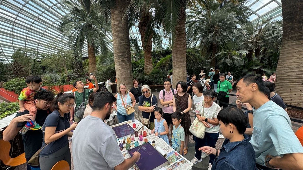 Singapur'da 'Tulipmania 2025' Lale Sergisi Açıldı