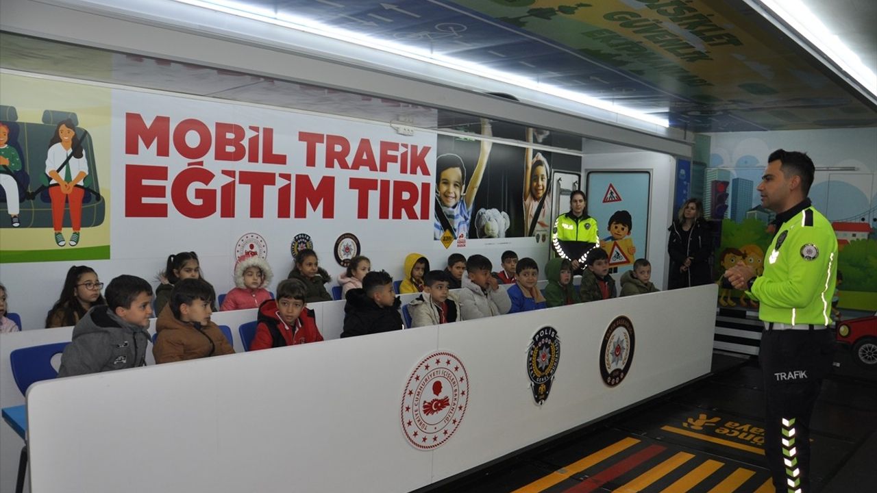 Sinop'ta Öğrenciler, Mobil Trafik Eğitim Tırı ile Trafik Kurallarını Öğrendi