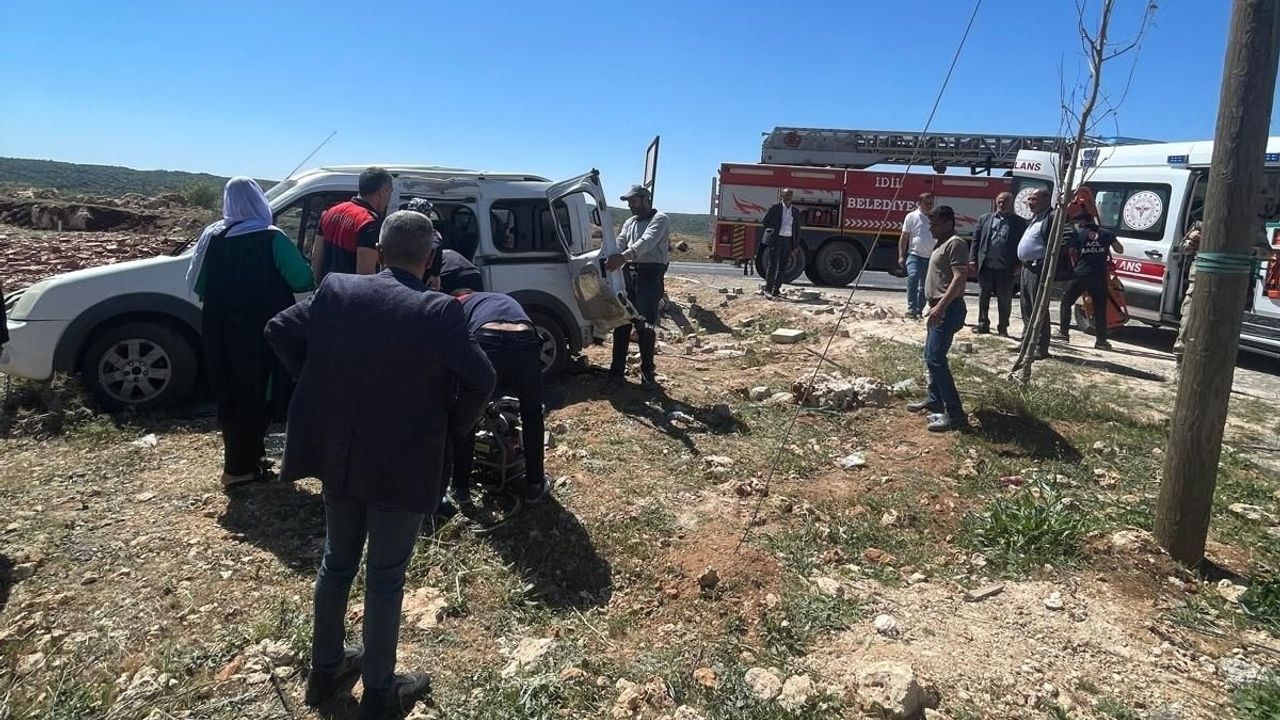 Şırnak'ta Tır ve Hafif Ticari Araç Çarpıştı: 5 Yaralı