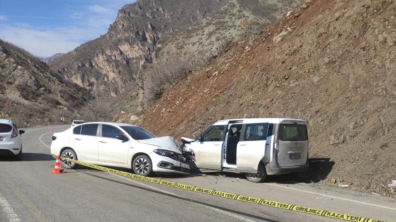 Şırnak'ta Trafik Kazası: 1'i Çocuk 4 Yaralı