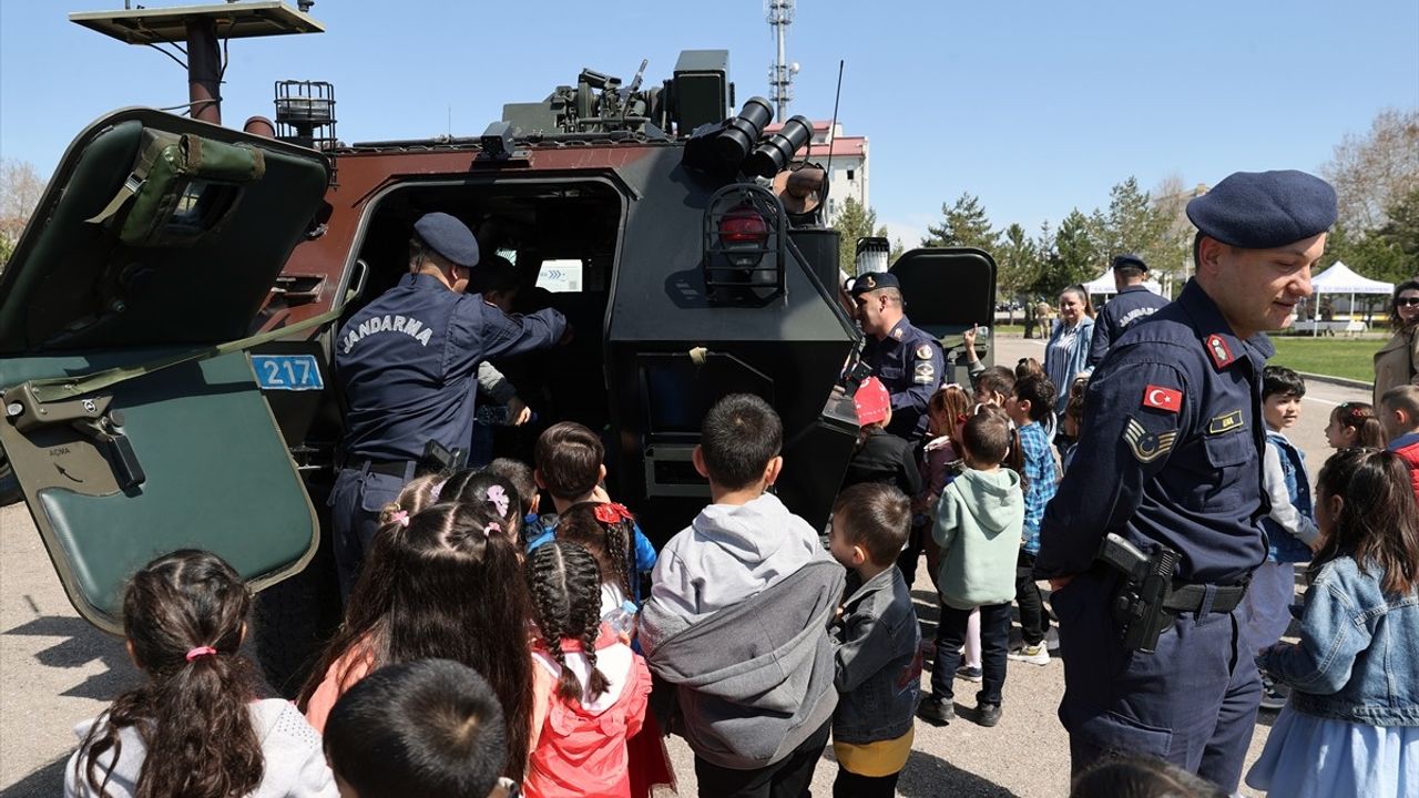 Sivas Jandarma Komutanlığı, 23 Nisan Kutlamaları İçin Çocukları Ağırladı