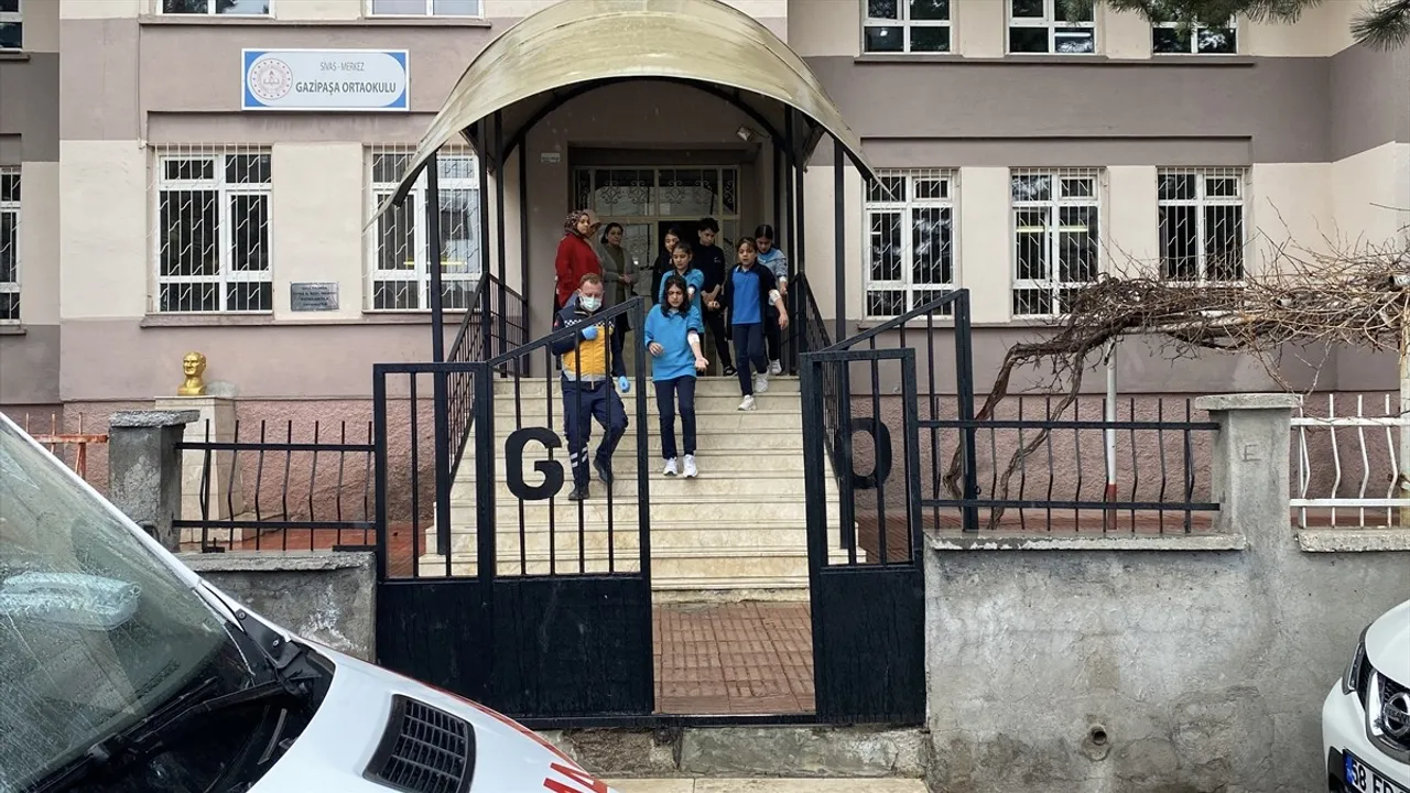 Sivas'ta 13 Öğrenci Gıda Zehirlenmesi Şüphesiyle Hastaneye Kaldırıldı