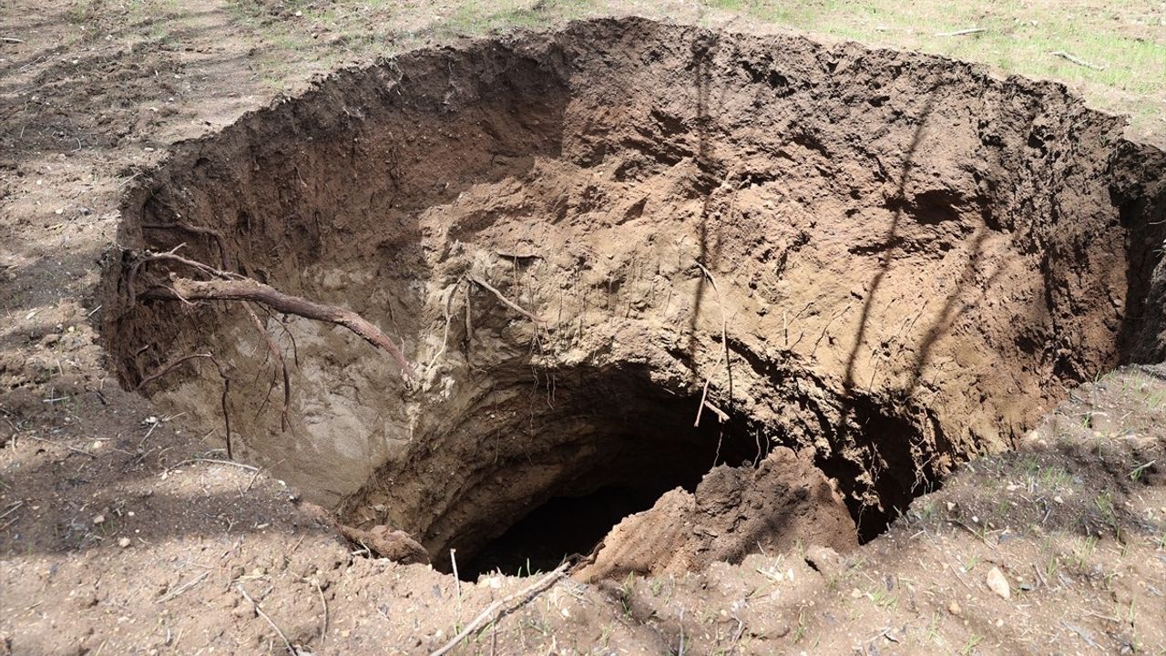 Sivas'ta 7 Metre Çapında Obruk Oluştu