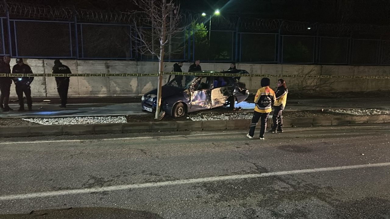 Sivas'ta Ağaca Çarpan Otomobilin Sürücüsü Hayatını Kaybetti