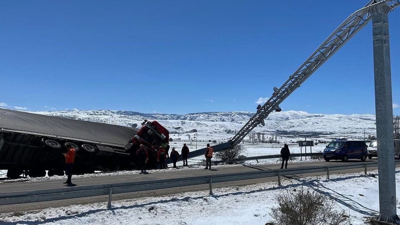 Sivas'ta Bariyerlerde Asılı Kalan Tır Sürücüsü AFAD Ekipleri Tarafından Kurtarıldı