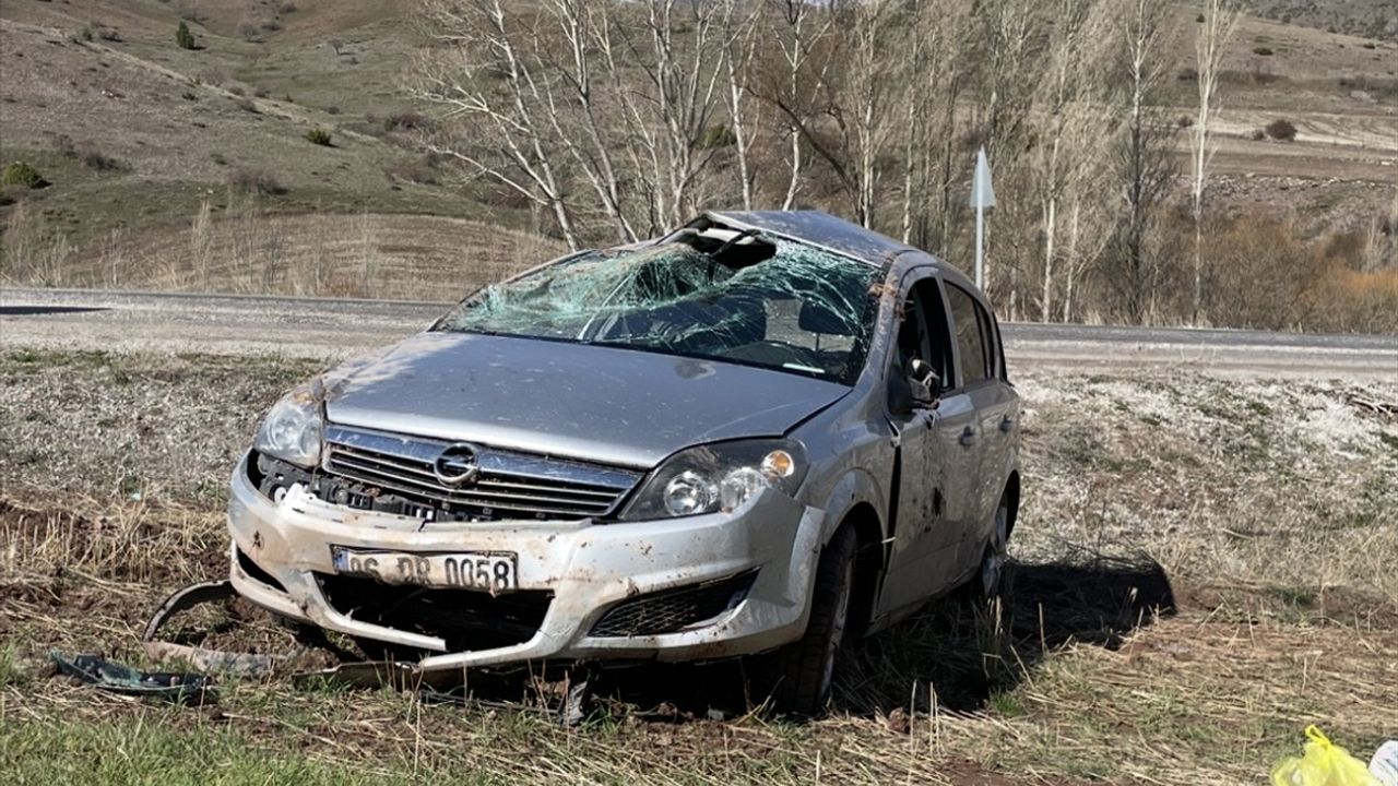 Sivas'ta Devrilen Otomobilde 5 Kişi Yaralandı