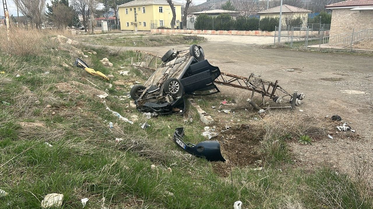 Sivas'ta Devrilen Otomobilde 5 Yaralı