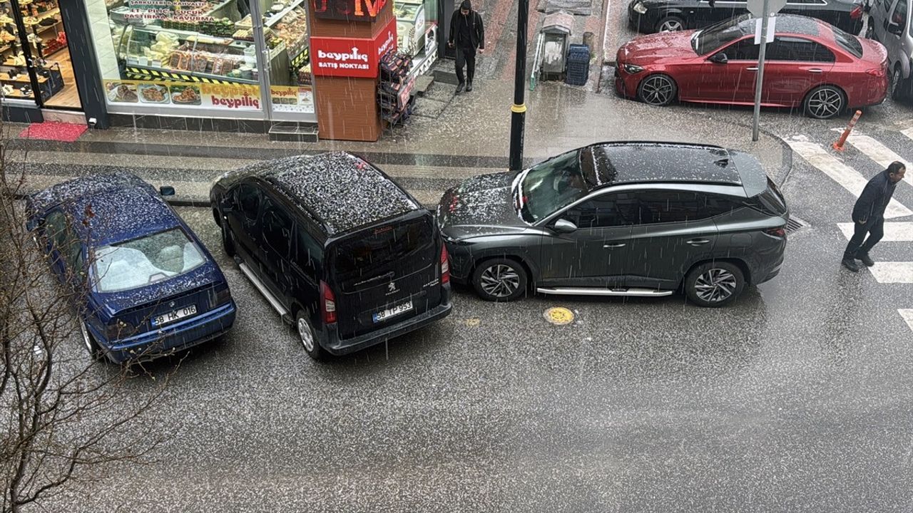 Sivas'ta Dolu ve Sağanak Yağmur Hayatı Olumsuz Etkiledi