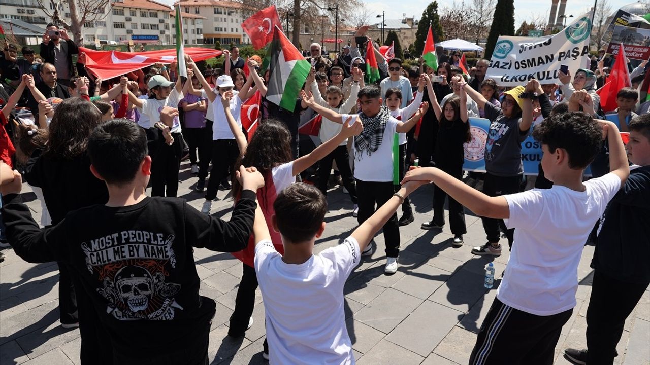 Sivas'ta İlkokul Öğrencileri, Gazze'ye Destek İçin Yürüdü