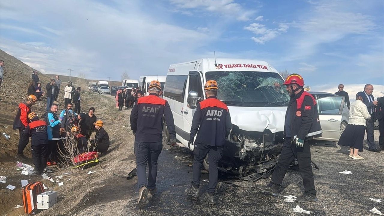 Sivas'ta Kamu Personelini Taşıyan Minibüs ve Otomobil Çarpıştı: 18 Yaralı