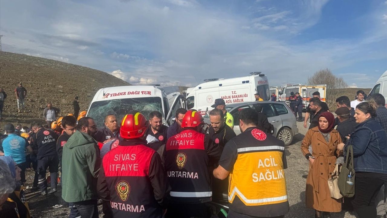 Sivas'ta Minibüs ve Otomobil Çarpıştı: 15 Yaralı