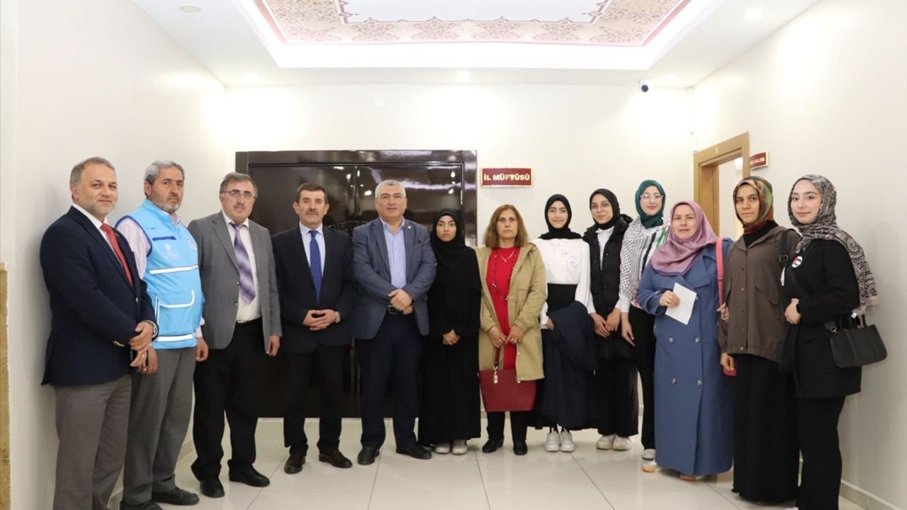 Sivas'ta Öğrenciler Filistin İçin Yardım Kermesi Düzenledi