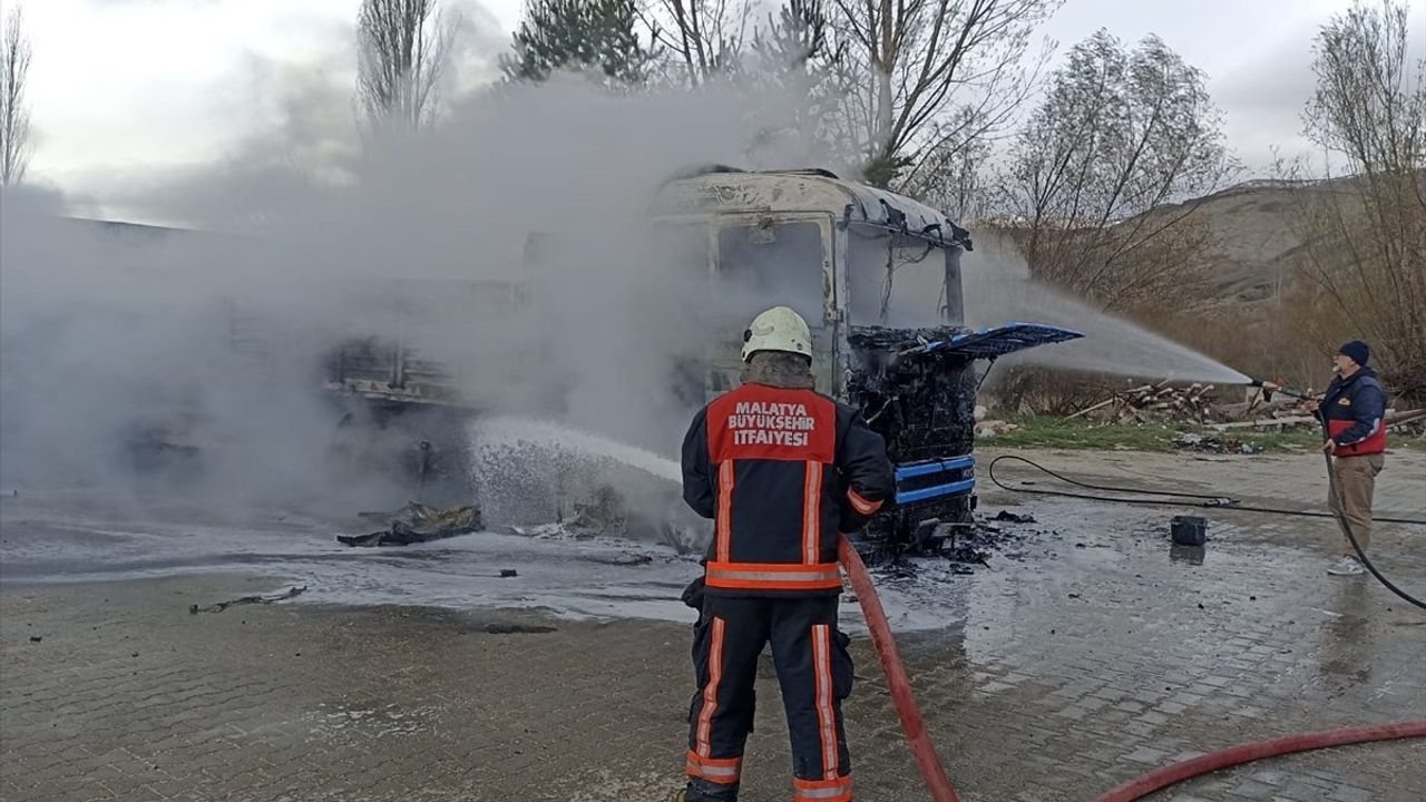 Sivas'ta Park Halindeki Tırda Yangın Çıktı