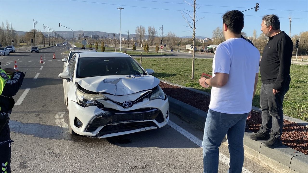 Sivas'ta Trafik Kazasında 4 Kişi Yaralandı