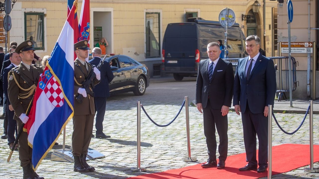 Slovakya Başbakanı Fico, Rusya'daki Zafer Günü Kutlamalarına Katılacağını Açıkladı