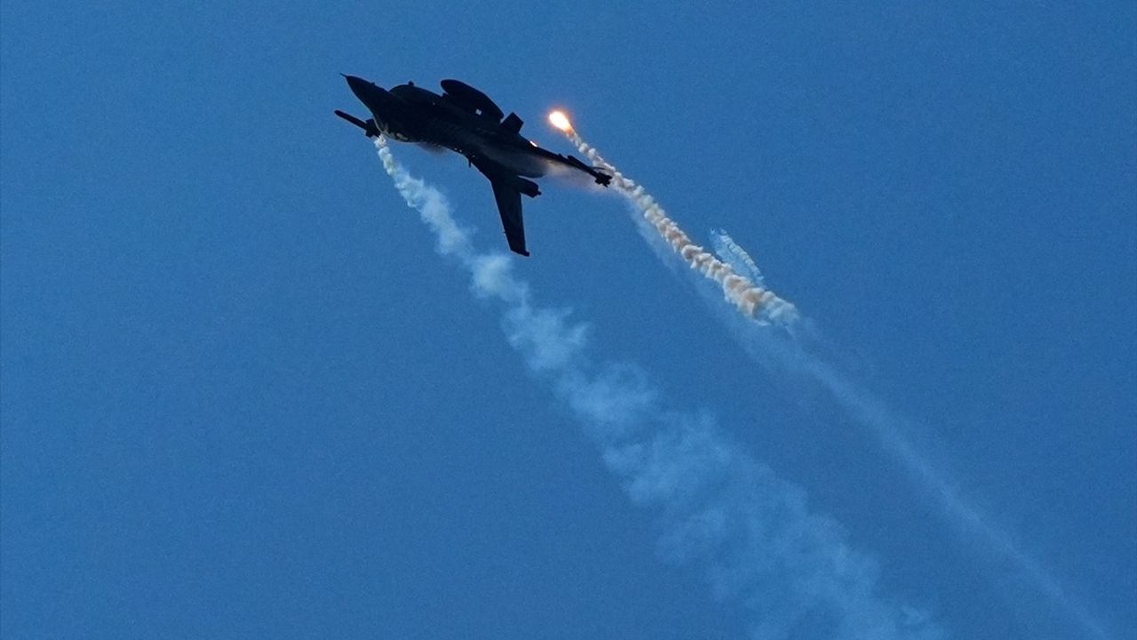 SOLOTÜRK, Şehitler Abidesi Üzerinde Gösteri Uçuşu Gerçekleştirdi