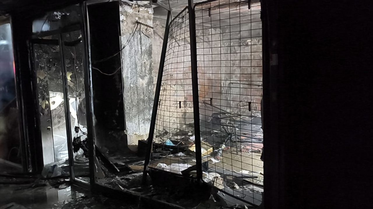 Sultangazi'de Çıkan Yangın İtfaiye Ekiplerince Kontrol Altına Alındı