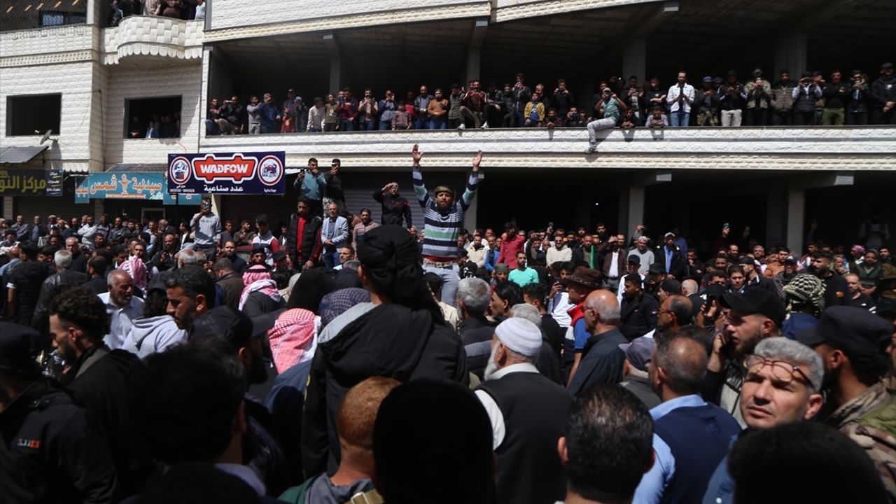 Suriye'nin Dera İlinde İsrail Saldırılarında Hayatını Kaybedenlerin Cenazeleri Defnedildi