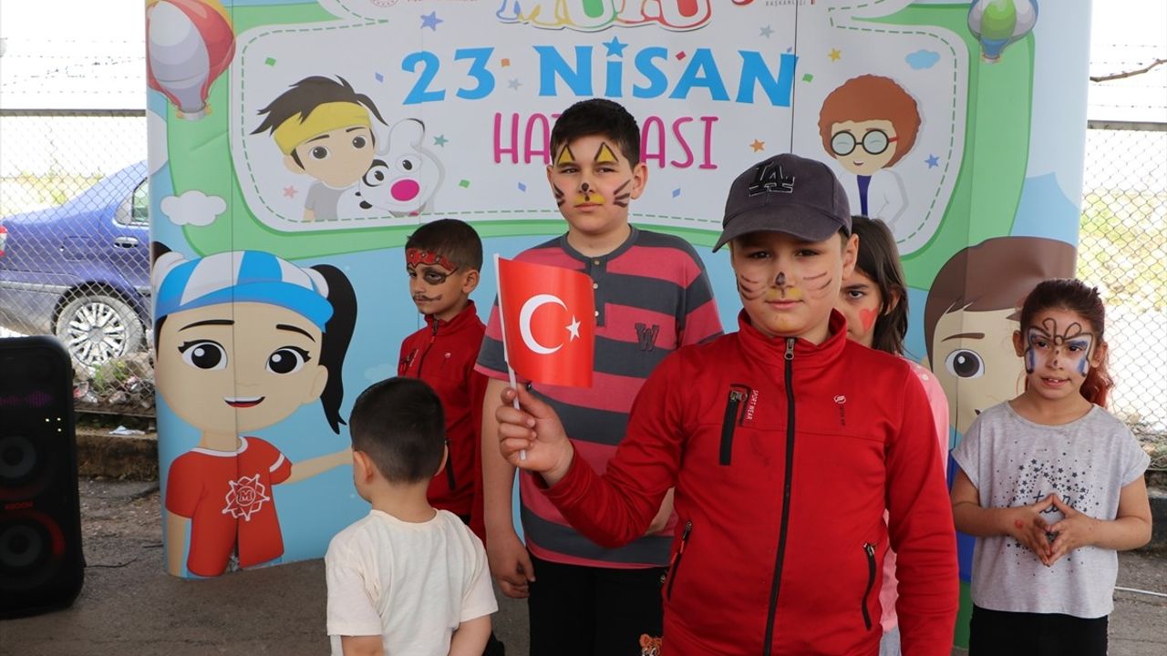 Suriyeli Çocuklar 23 Nisan Ulusal Egemenlik ve Çocuk Bayramı'nı Öncüpınar Gümrük Kapısı'nda Kutladı