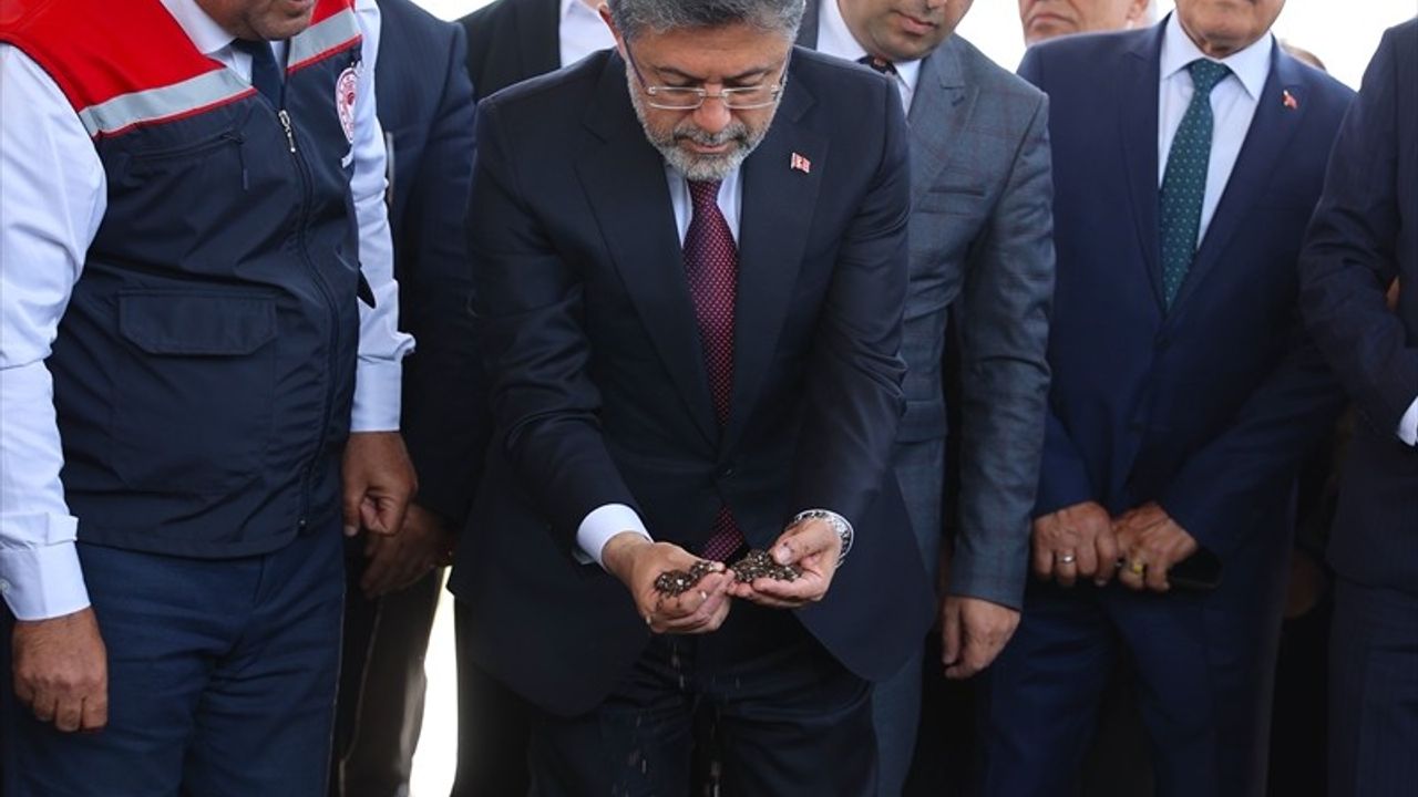 Tarım ve Orman Bakanı Yumaklı'dan Mardin'de Tuz Çalısı Üretim Tesisine Ziyaret