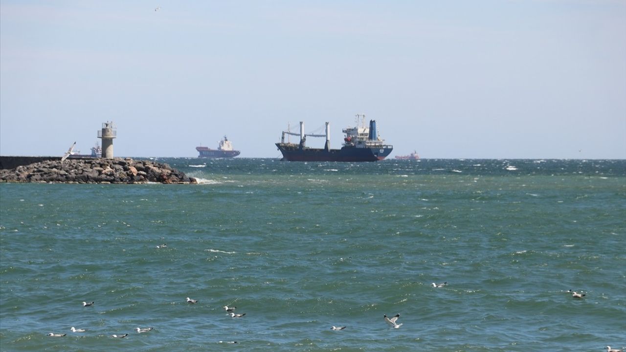 Tekirdağ'da Etkili Olan Poyraz, Deniz Ulaşımını Aksatıyor
