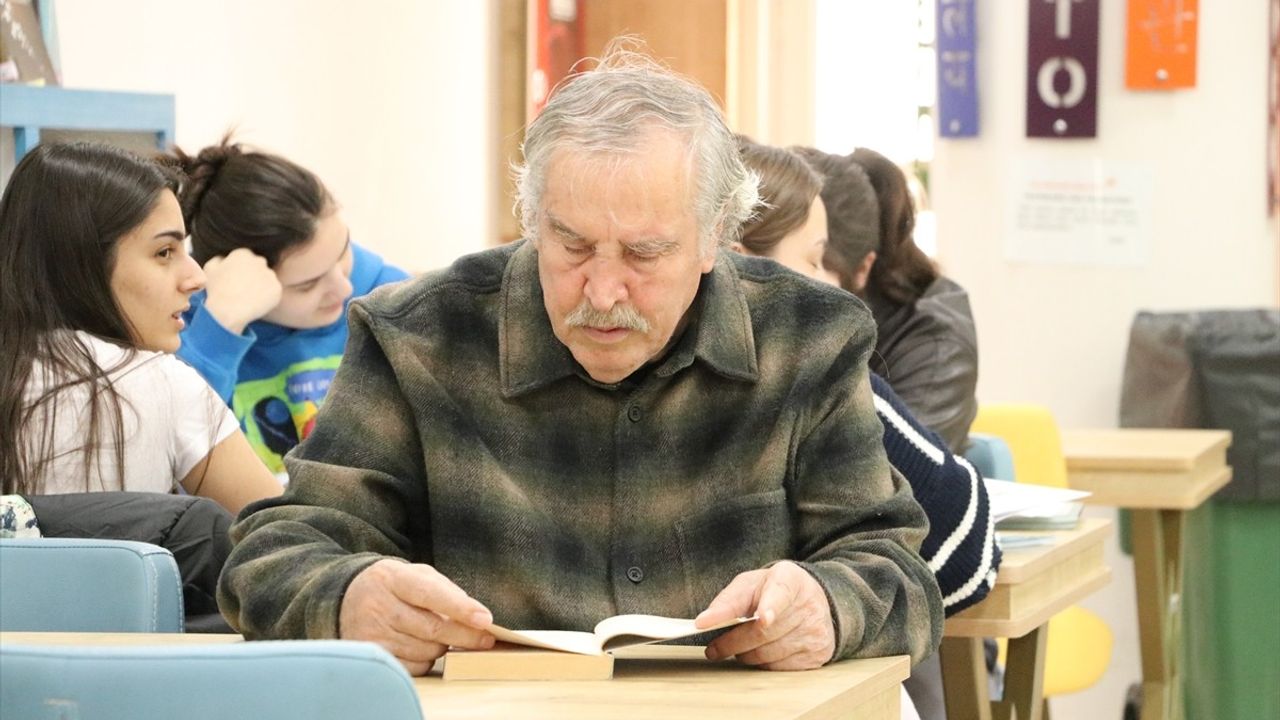 Tekirdağlı Bahattin Moralar: Kitap Sevgisiyle Gençlere İlham Veriyor