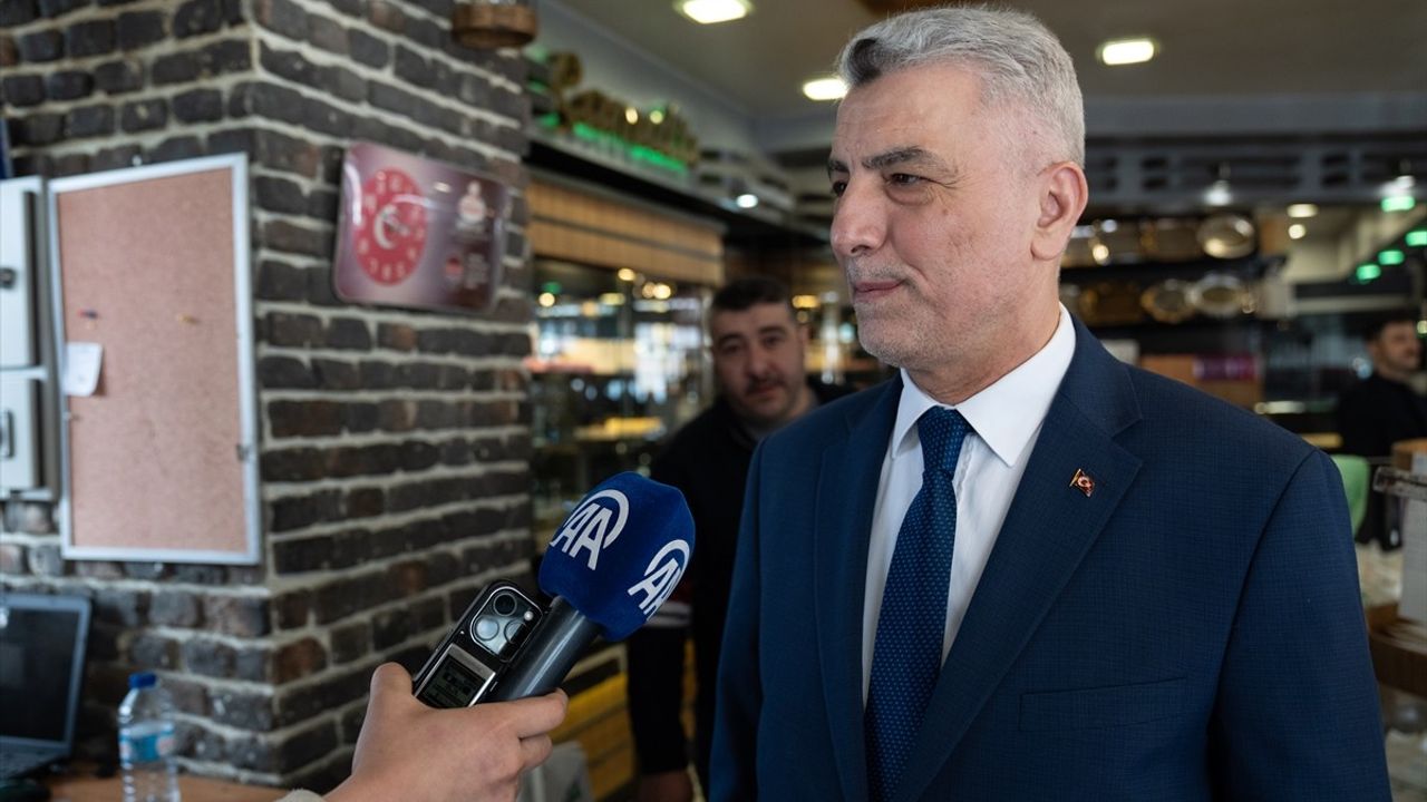 Ticaret Bakanı Bolat, Boykot Çağrılarına Karşı Esnafı Ziyaret Etti