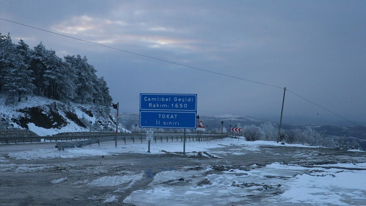 Tokat-Sivas Kara Yolunda Kar Yağışı Etkili Oldu