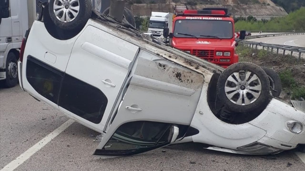 Tokat'ta Hafif Ticari Araç Devrildi, 4 Kişi Yaralandı