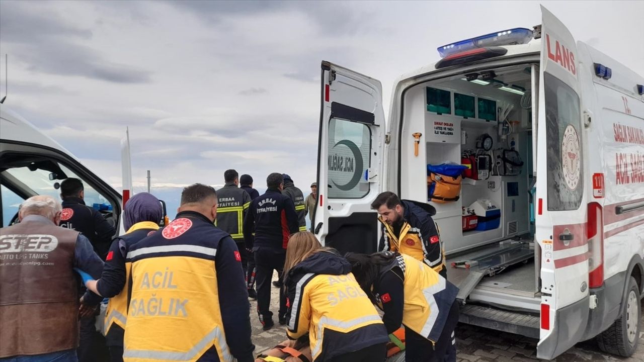 Tokat'ta Uçuruma Devrilen Araçta 4 Yaralı