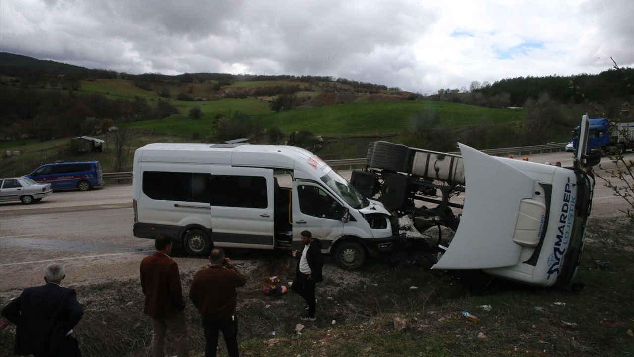 Tokat'ta Yolcu Minibüsü ile Tır Çarpıştı: 5 Yaralı