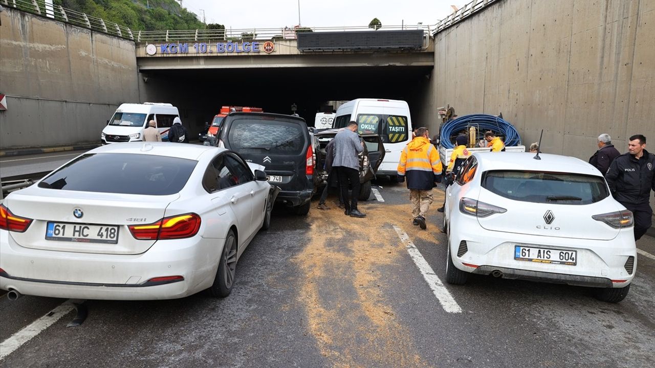 Trabzon'da 15 Aracın Karıştığı Zincirleme Trafik Kazasında 8 Kişi Yaralandı