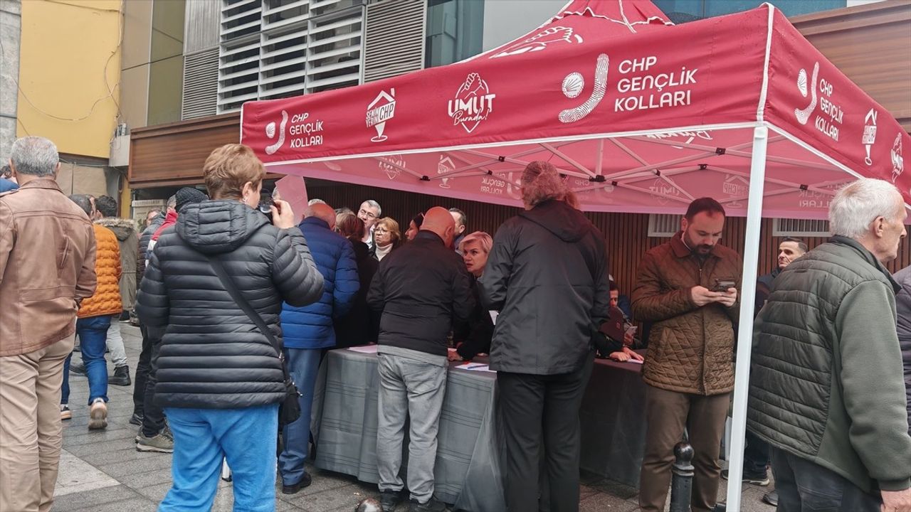 Trabzon'da CHP Gençlik Kolları Standında Bıçaklı Saldırı: Valilik Açıklama Yaptı