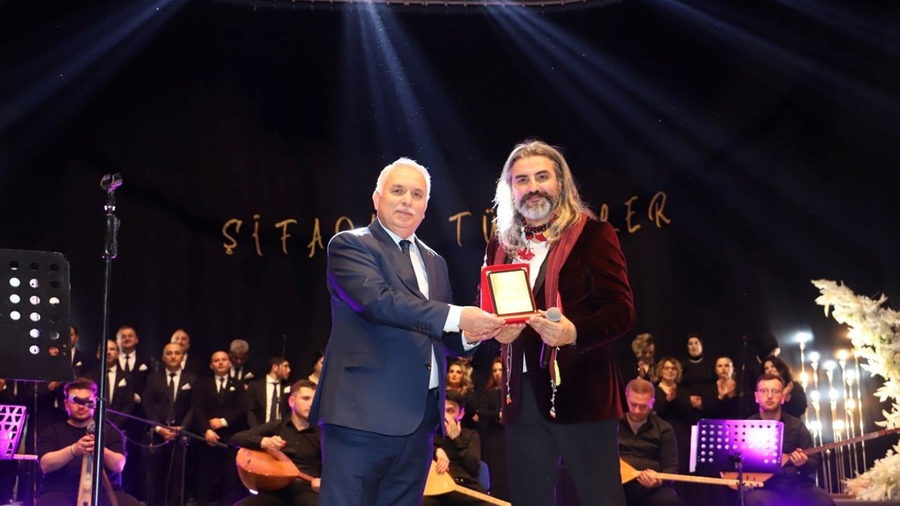 Trabzon'da Sağlık Çalışanlarından Oluşan Koro Türk Halk Müziği Konseri Verdi